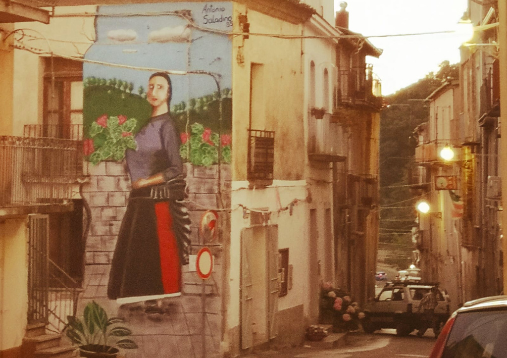 A Falerna realizzato un murales con la Pacchiana