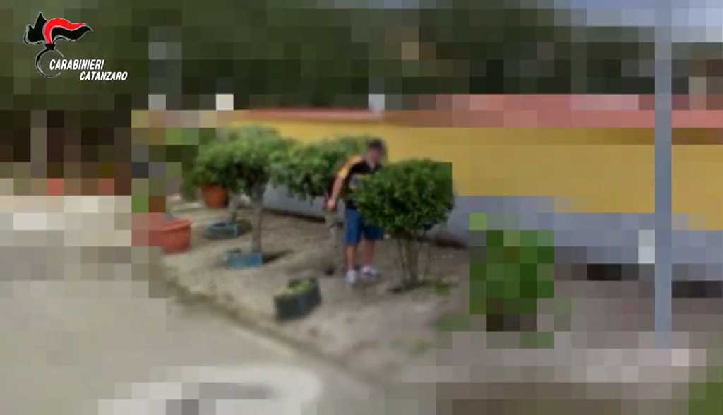 Falso cieco percepiva pensione invalidità da 10 anni a Catanzaro, sequestrati 98mila euro - VIDEO