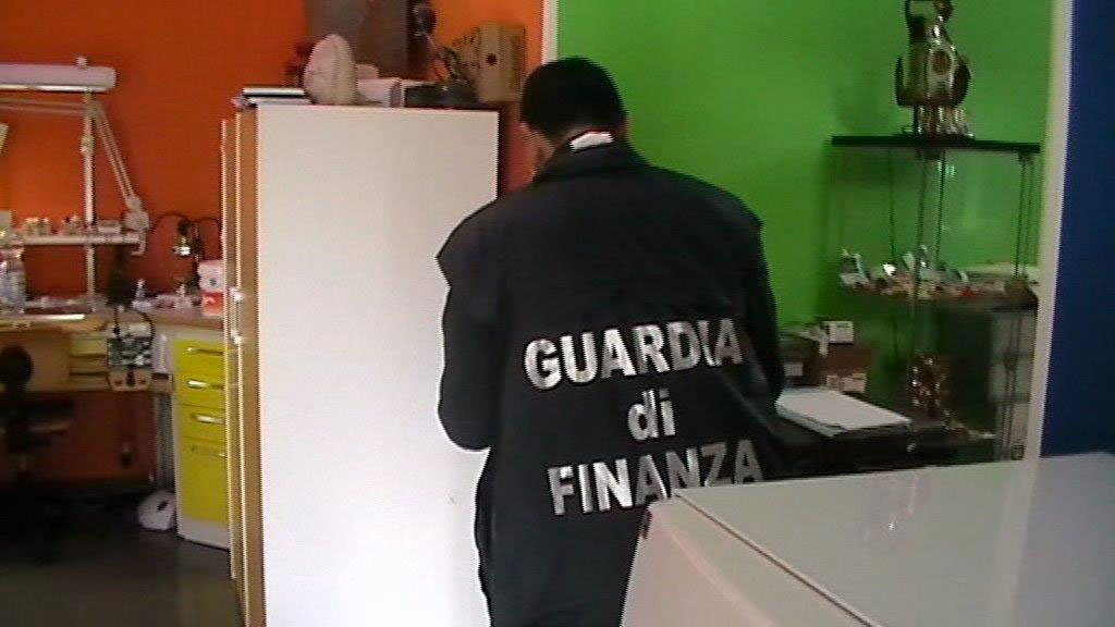 Scoperto falso dentista con studio abusivo in palazzo fatiscente a Cosenza