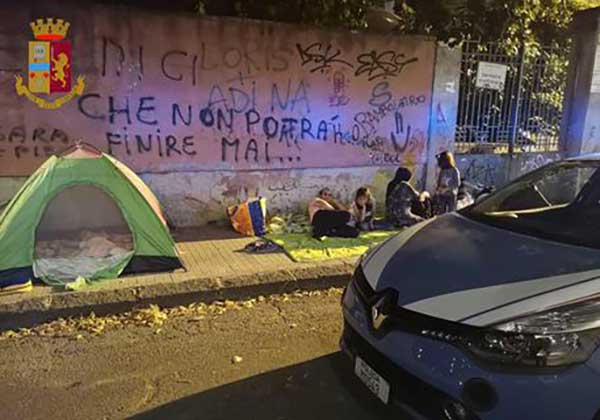 Famiglia di migranti accampata in strada a Cosenza, polizia gli paga albergo per la notte 