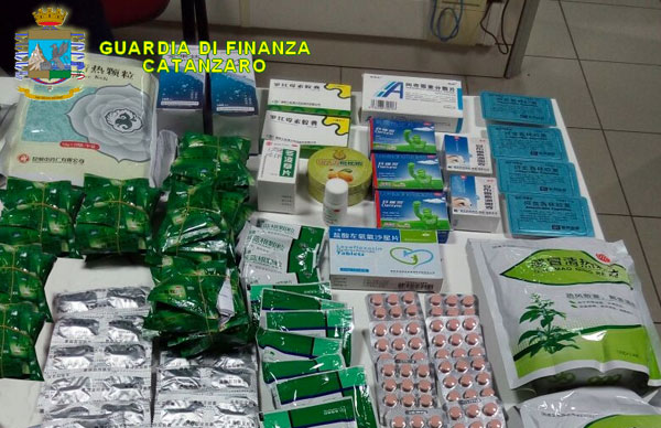 Lamezia: tentavano di importare farmaci illecitamente, bloccati 2 cinesi all’aeroporto