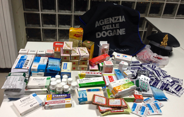 Lamezia: Farmaci illegali in valigia, bloccato cittadino cinese in aeroporto 