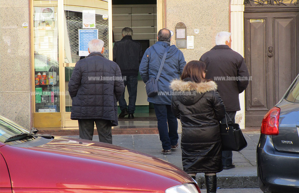 farmacie-fila-coronavirus-lamezia-2020.jpg