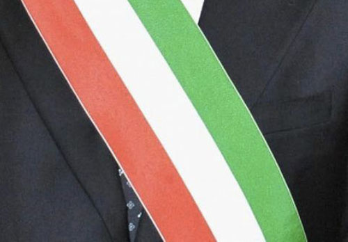 Calabria: manichino con fascia tricolore impiccato ad albero a San Giovanni Gerace