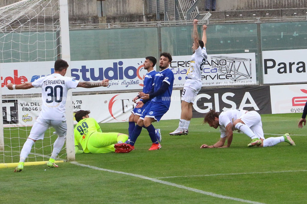 Sofferta vittoria dell'Fc Lamezia che batte 3-2 il Portici e accorcia a -6 dalla vetta
