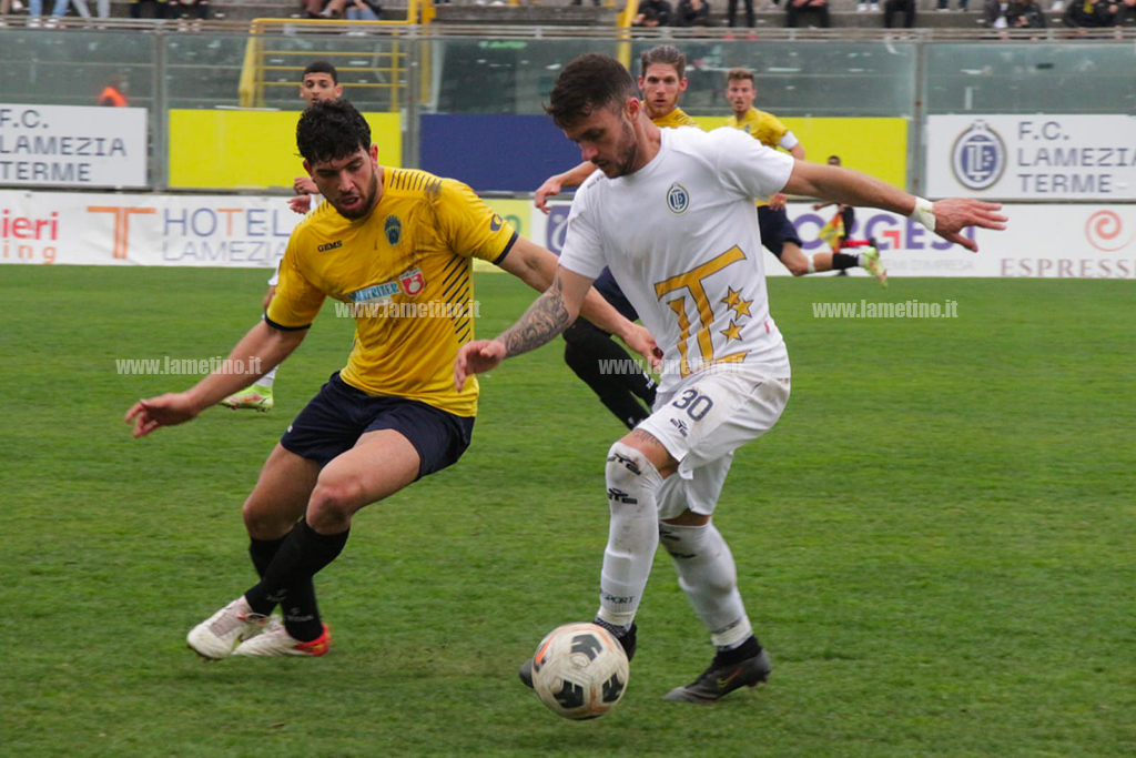 L'Fc Lamezia batte 2-0 il Biancavilla e accorcia momentaneamente a -2 dalla vetta