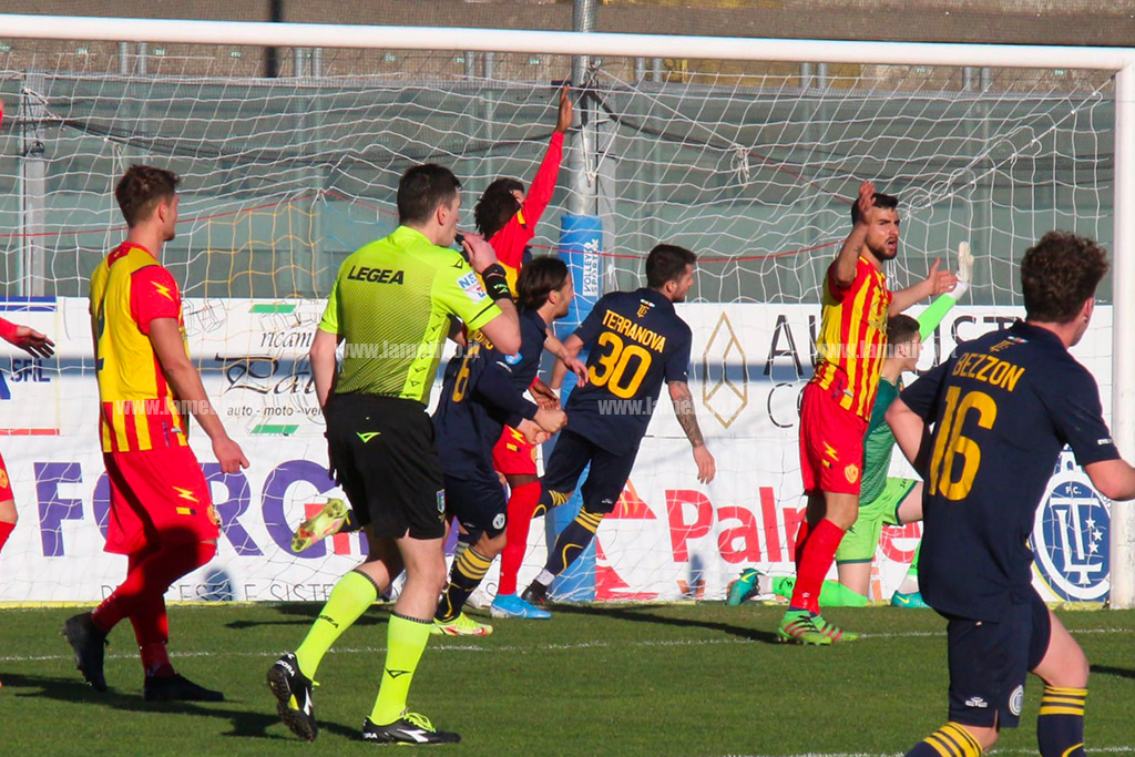 L'Fc Lamezia Terme batte 2-1 il Santa Maria e aggancia momentaneamente il secondo posto