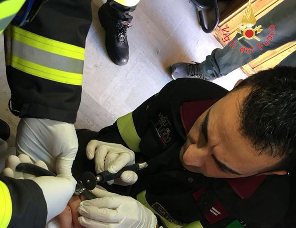 Non riesce a togliere fede dal dito, uomo chiede aiuto ai vigili del fuoco a Catanzaro