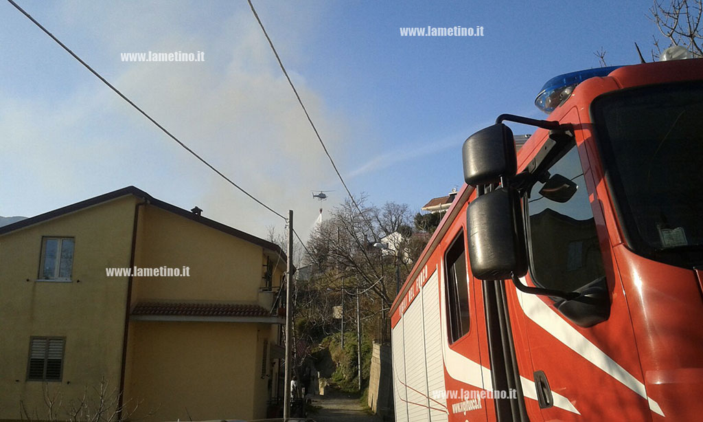 Lamezia: incendio minaccia case in contrada Felicioni, interviene elicottero