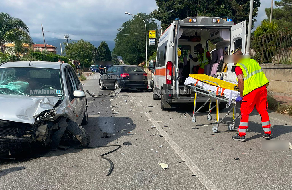 Lamezia, scontro fra tre auto in via dei Bizantini: feriti