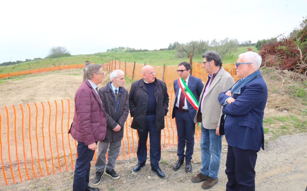Oliverio a Tarsia per festeggiare il 25 Aprile: "Obiettivo è legge regionale che riconosca Ferramonti come luogo della Resistenza"