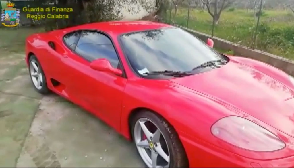 Ville, Ferrari e imprese ma percepivano reddito di cittadinanza: 310 denunce nella Locride - VIDEO