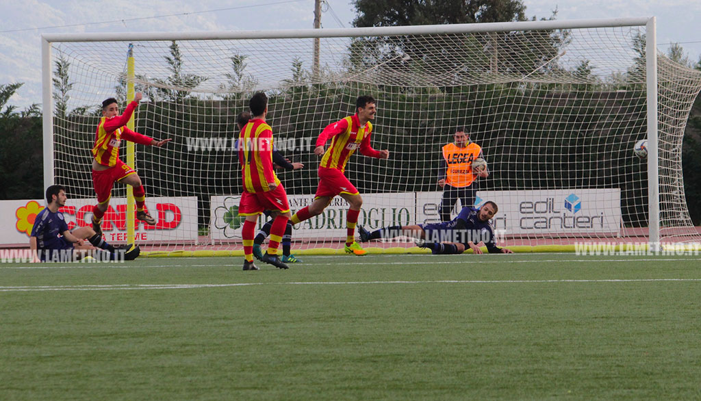 ferraro-segna-il-secondo-gol-del-sambiase2.jpg