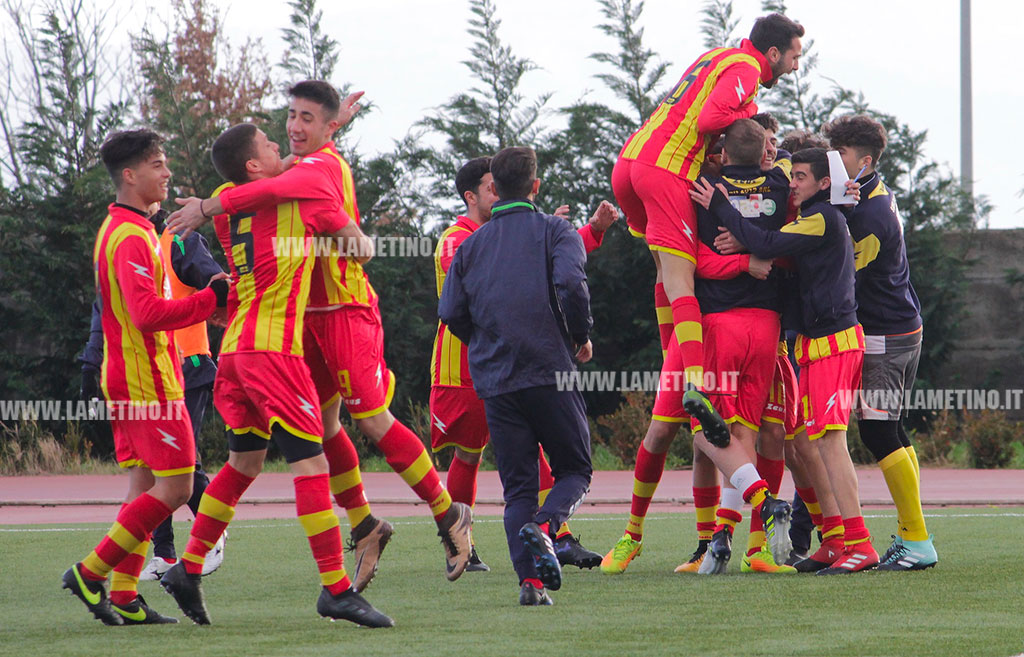 ferraro-segna-il-secondo-gol-del-sambiase4.jpg