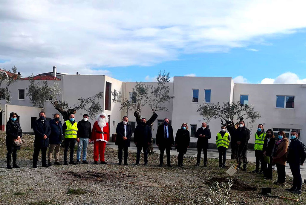 “Giornata Nazionale dell’Albero”, FareAmbiente Calabria dona un mandorlo alla scuola elementare di Mortilla