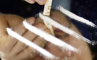 Scoperti mentre confezionavano dosi cocaina, arrestati 