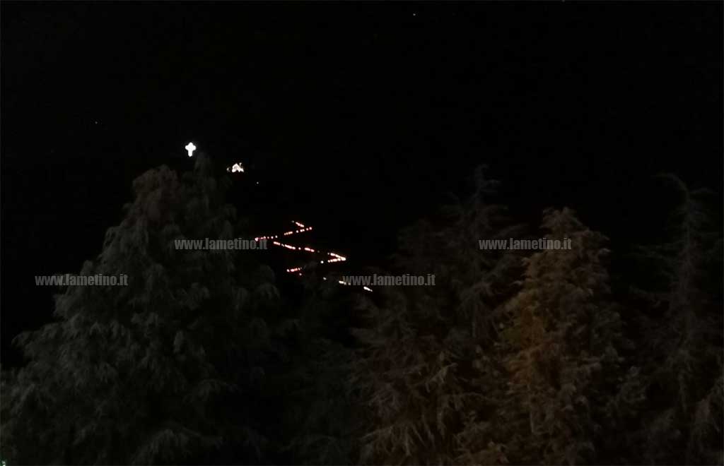 A Conflenti si rinnova la fiaccolata mariana: un serpente di luce dalla Querciuola alla Basilica Minore
