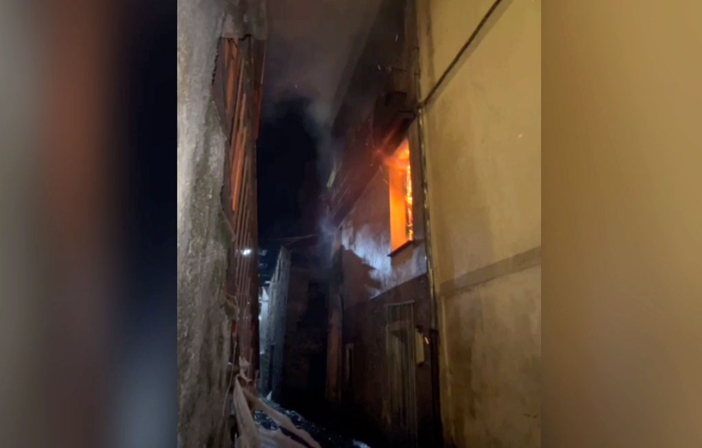 In fiamme abitazione nel centro storico di Longobucco: in salvo occupanti 