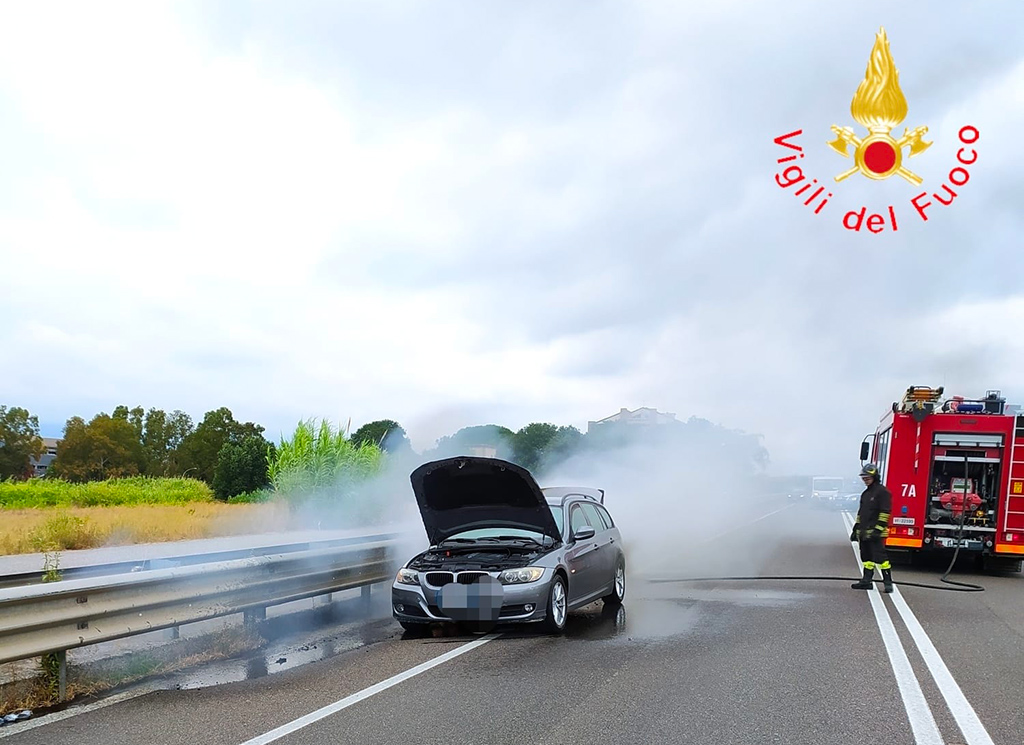 In fiamme auto in transito sulla SS280 verso Lamezia, illeso il conducente