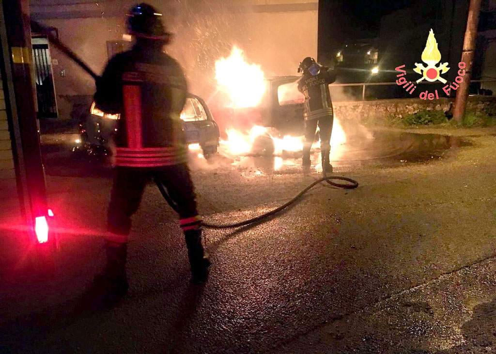 Tre auto in fiamme nella notte a Borgia