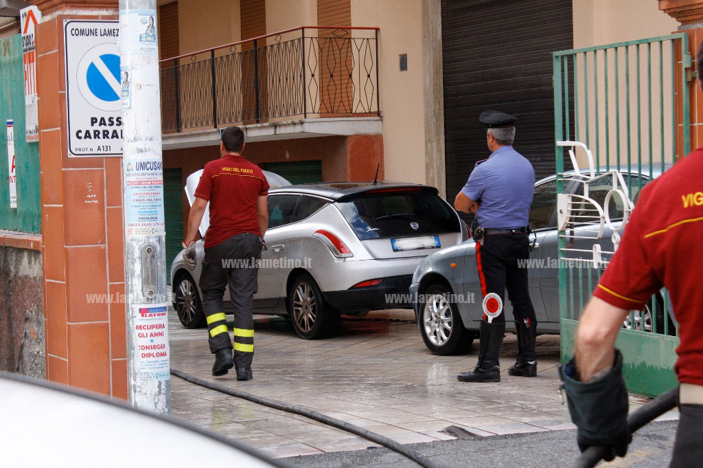 fiamme-auto-lamezia-via-tagliamento-2.jpg