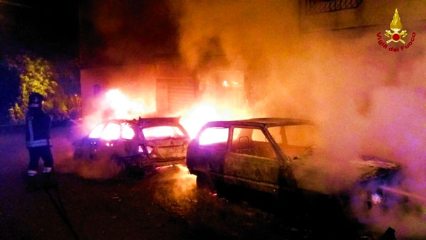 Nove auto incendiate a Vibo Valentia nella notte, indagini