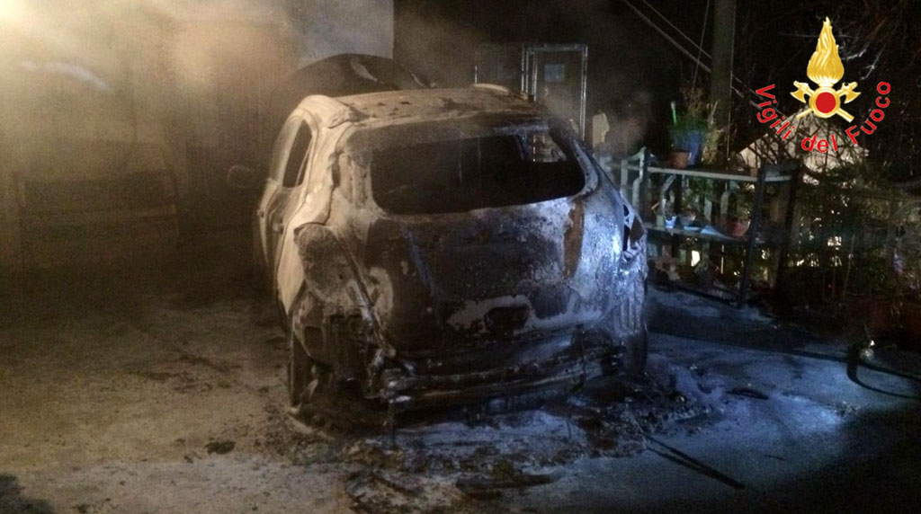 In fiamme auto nella notte a Tiriolo, avviate indagini 
