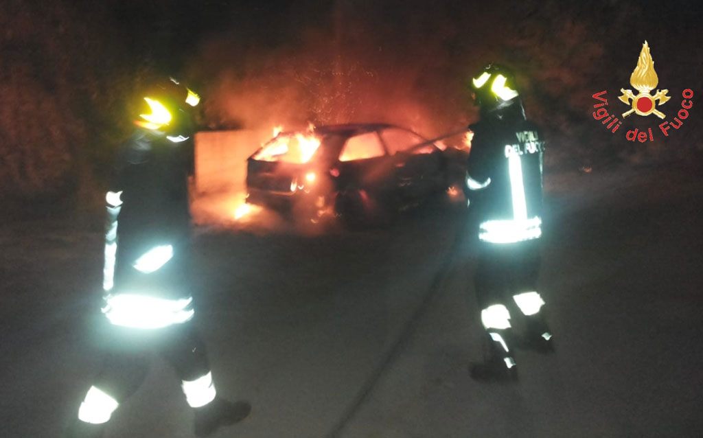 Auto parcheggiata in zona isolata a Catanzaro distrutta dalle fiamme, avviate indagini