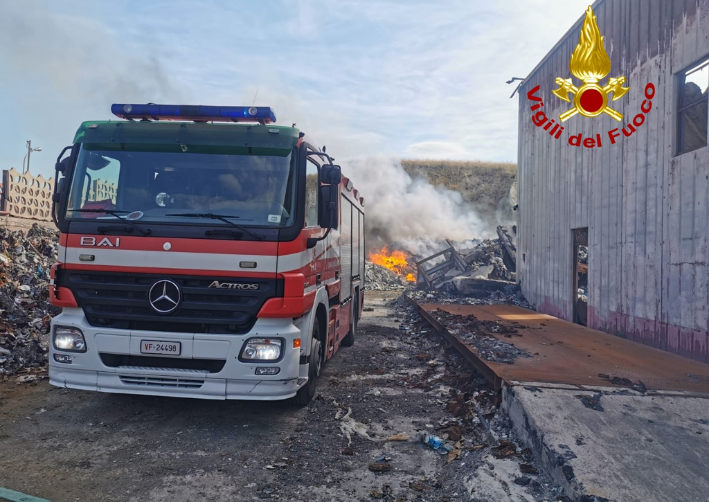 Fiamme in azienda di trattamento rifiuti a Squillace, intervengono vigili del fuoco