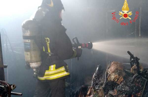 Magazzino distrutto dalle fiamme ad Acconia di Curinga