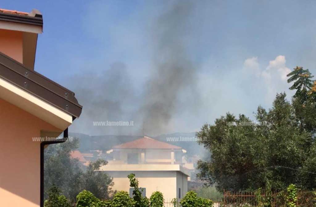 Lamezia, incendio a Magolà: fiamme minacciano abitazioni