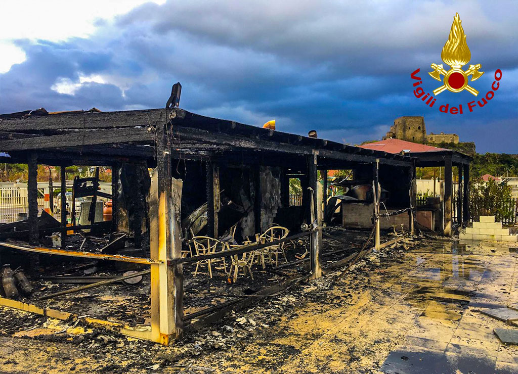 In fiamme stabilimento balneare a Scalea, non si esclude ipotesi dolosa