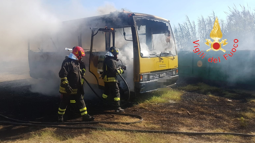 Due scuolabus in disuso in fiamme a Falerna