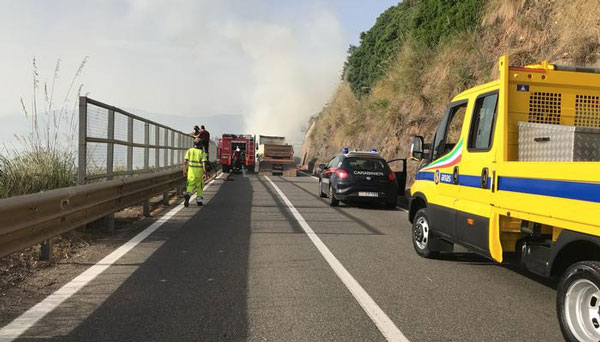 In fiamme balle fieno su rimorchio trattore, disagi su SS 18 a Pizzo 