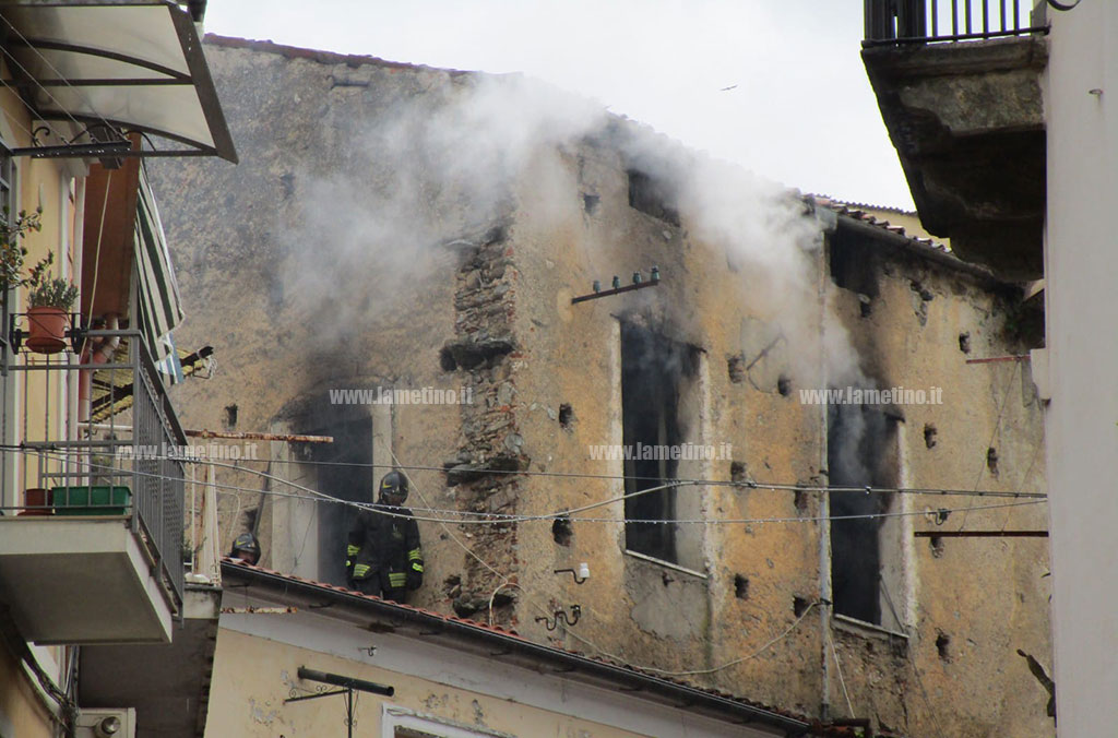 Lamezia, in fiamme rudere abbandonato: intervento dei Vigili del Fuoco