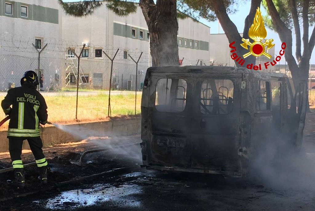 Lamezia, in fiamme minibus nei pressi dell'aeroporto: rogo si estende anche alla vicina pineta