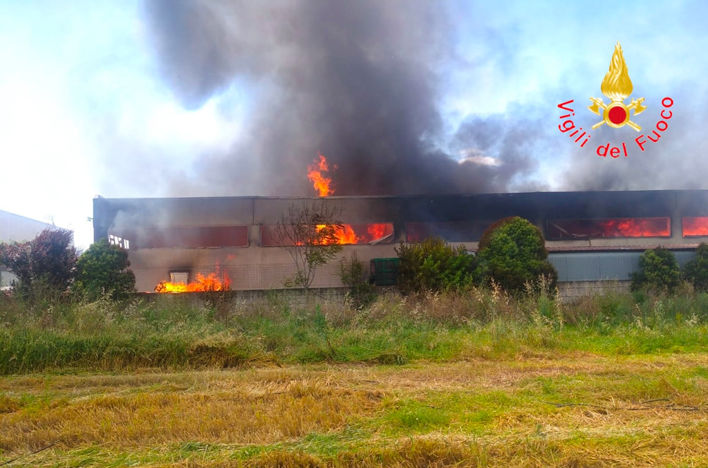 In fiamme capannone per deposito mobili nel Cosentino, distrutta tutta la merce all'interno