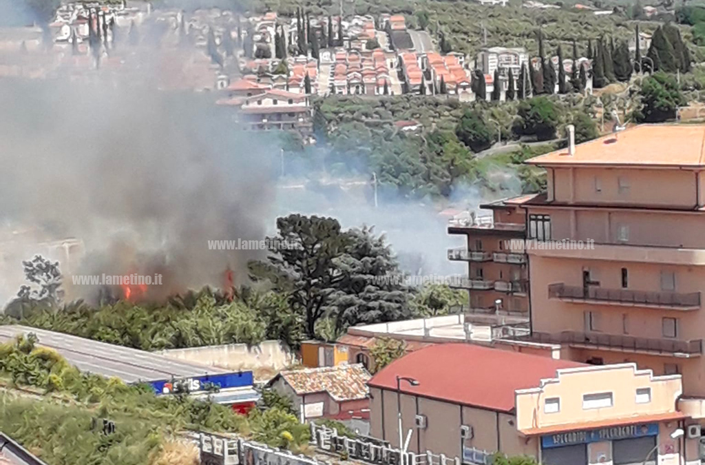 Lamezia, in fiamme sterpaglie tra via del Progresso e via Indipendenza: disagi alla circolazione ferroviaria