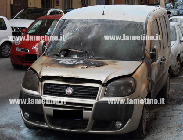 Lamezia: Auto in fiamme nella notte a via Trento