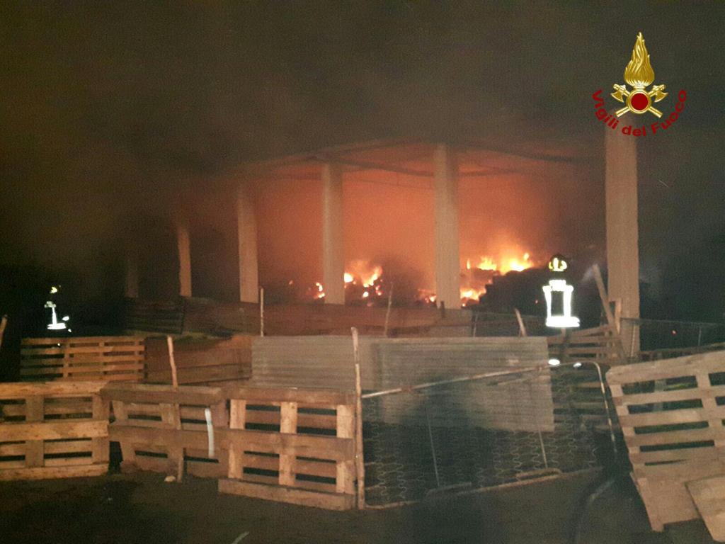 Incendio a fienile Isola Capo rizzuto, intervengono Vigili del Fuoco