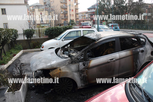 Lamezia: Auto in fiamme nella notte nei pressi del ponte di Terravecchia