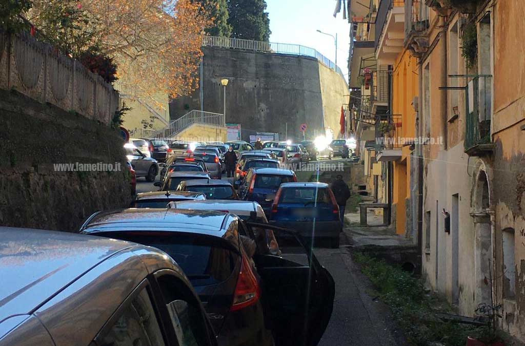 Lamezia, chilometri di coda per i tamponi al drive in del vecchio ospedale
