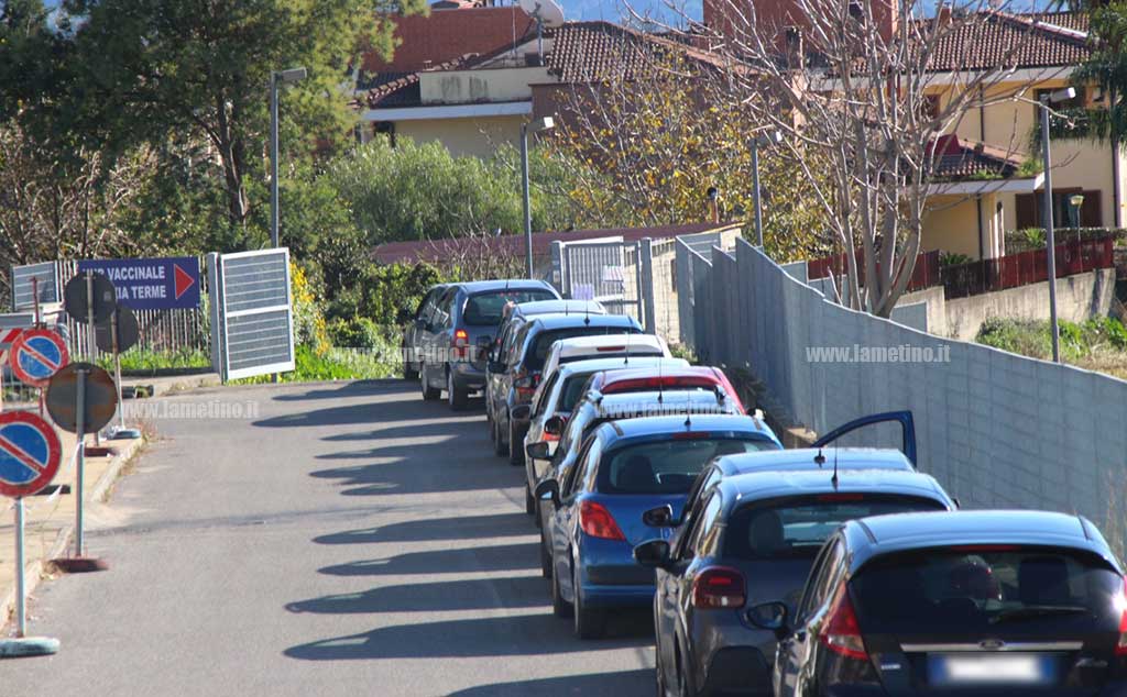 Lamezia, è corsa ai tamponi anche in città: lunga coda al drive-in in via De Filippis
