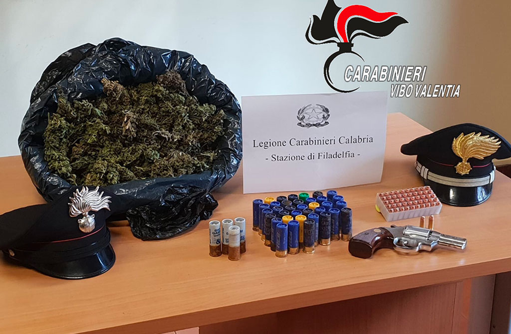 Droga, armi e munizioni trovate in un casolare abbandonato: maxi sequestro a Filadelfia