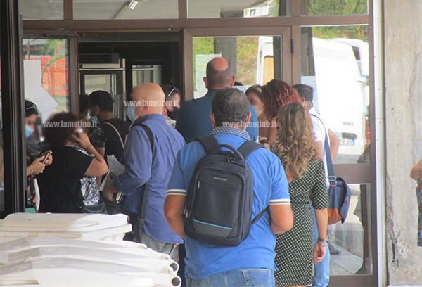 Lamezia, lunghe file davanti gli uffici comunali: disagi per i cittadini