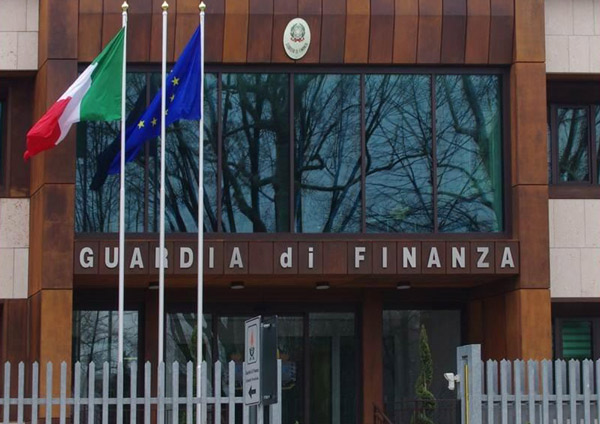 Costringono imprenditore a consegnarli denaro a Verona: arresti a Prato, Reggio Emilia e Crotone