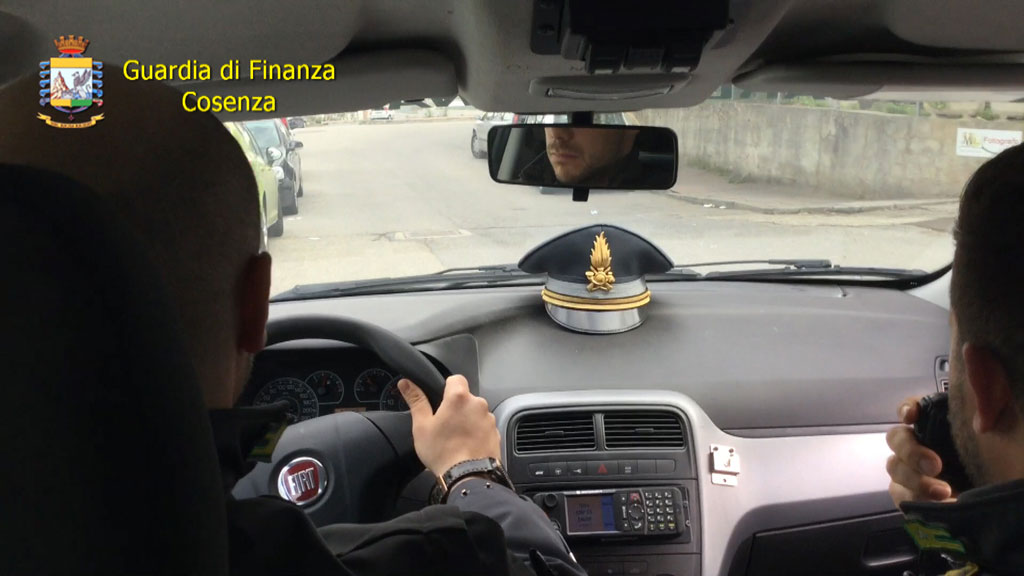 Bancarotta fraudolenta, arrestato imprenditore nella compravendita di auto a Cosenza