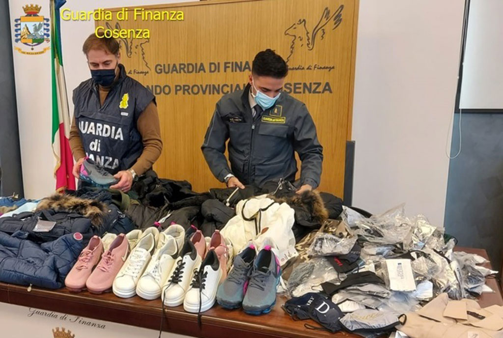Contraffazione, Gdf sequestra mille capi di abbigliamento a Cosenza