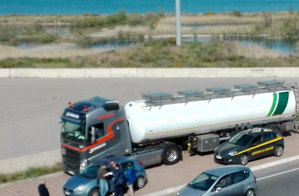 Contrabbando di prodotti petroliferi, sequestrate a Crotone 23 tonnellate di combustibile