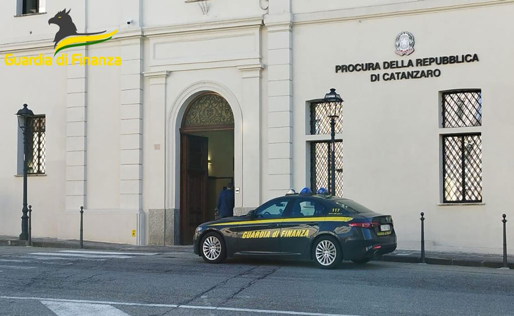 Blitz della Finanza in due studi legali a Catanzaro: arrestati due avvocati per concussione